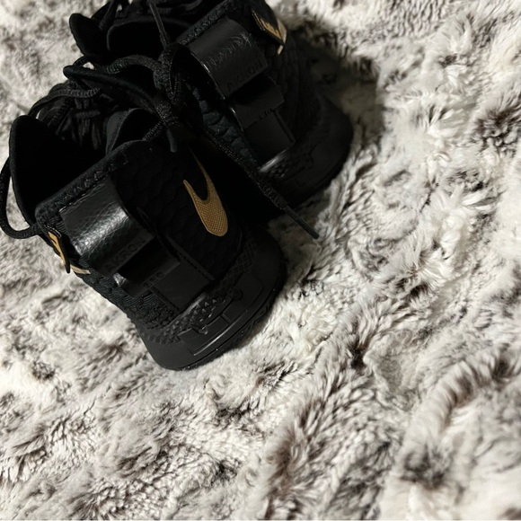 Black Nike Air Gold sneakers - Picture 4 of 5